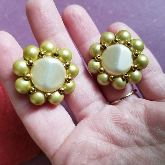 Relisted- Vintage moonglow yellow clip earrings beaded gold - Picture 2 of 5